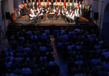07.07. Ladarice i orkestar ansambla LADO Humanitarni koncert